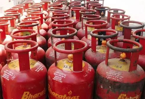 कमर्शियल LPG 195 रुपये महंगा, बढ़ेगा खाने का खर्च